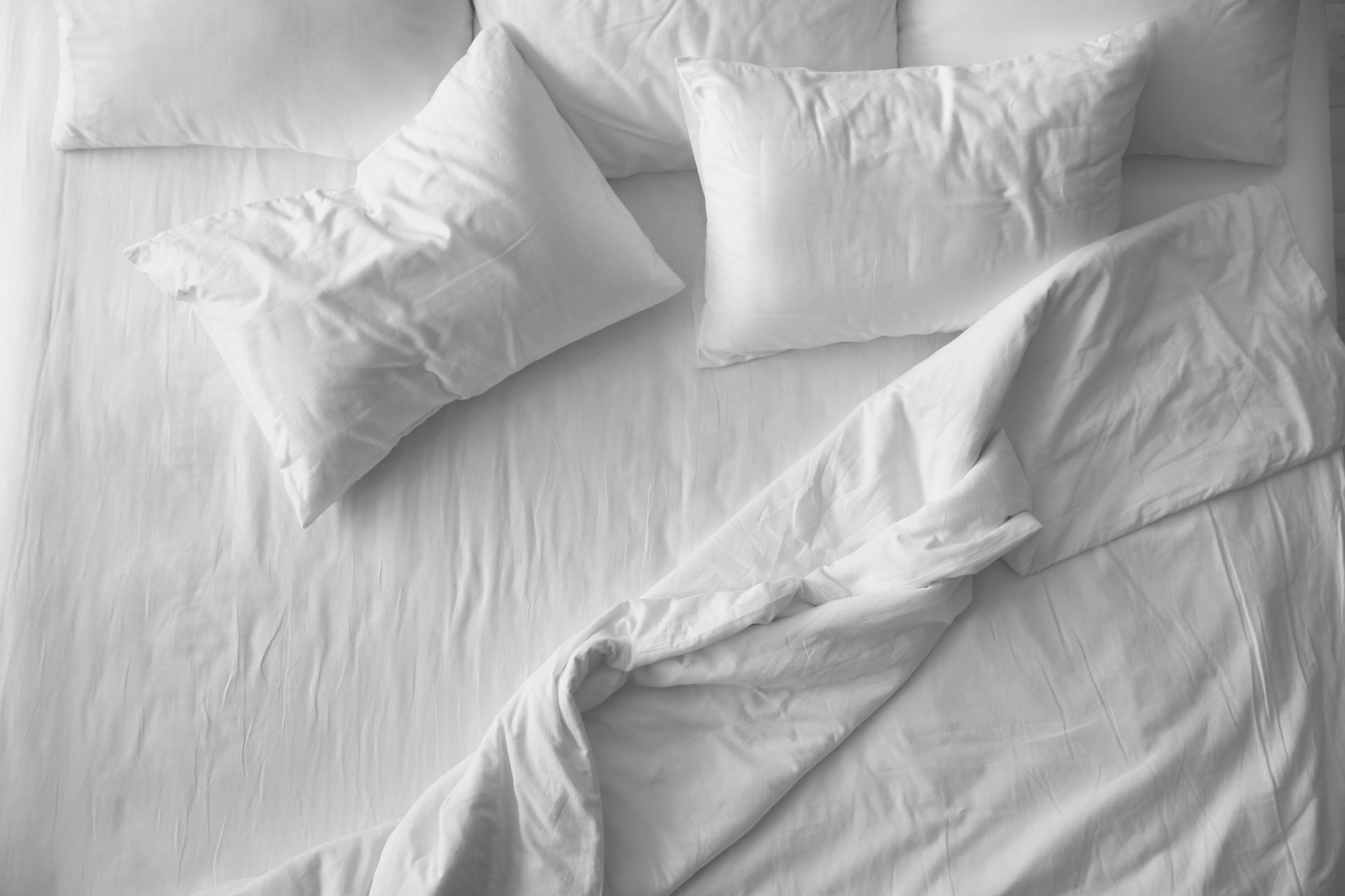Постель ровно. Кровать вид сверху. Смятая постель. Мятое постельное белье. Белое постельное белье вид сверху.